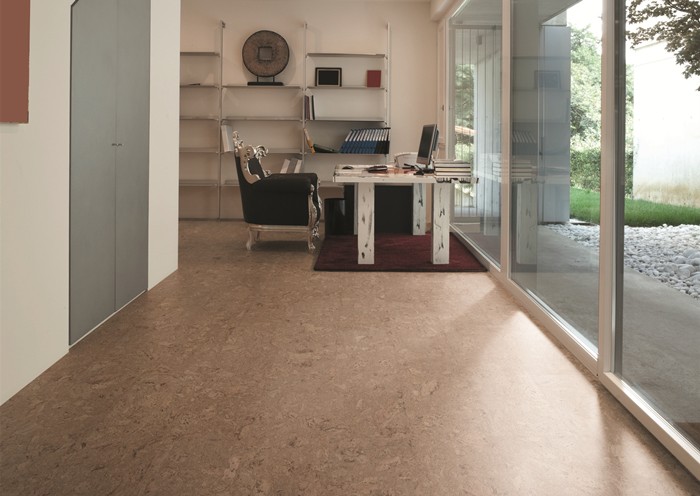 裝修客廳用哪種地板？軟木地板可以嗎？ 裝修客廳的流行地板——軟木地板